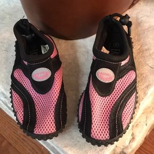 Girls Water shoes🎈.   Size 4
